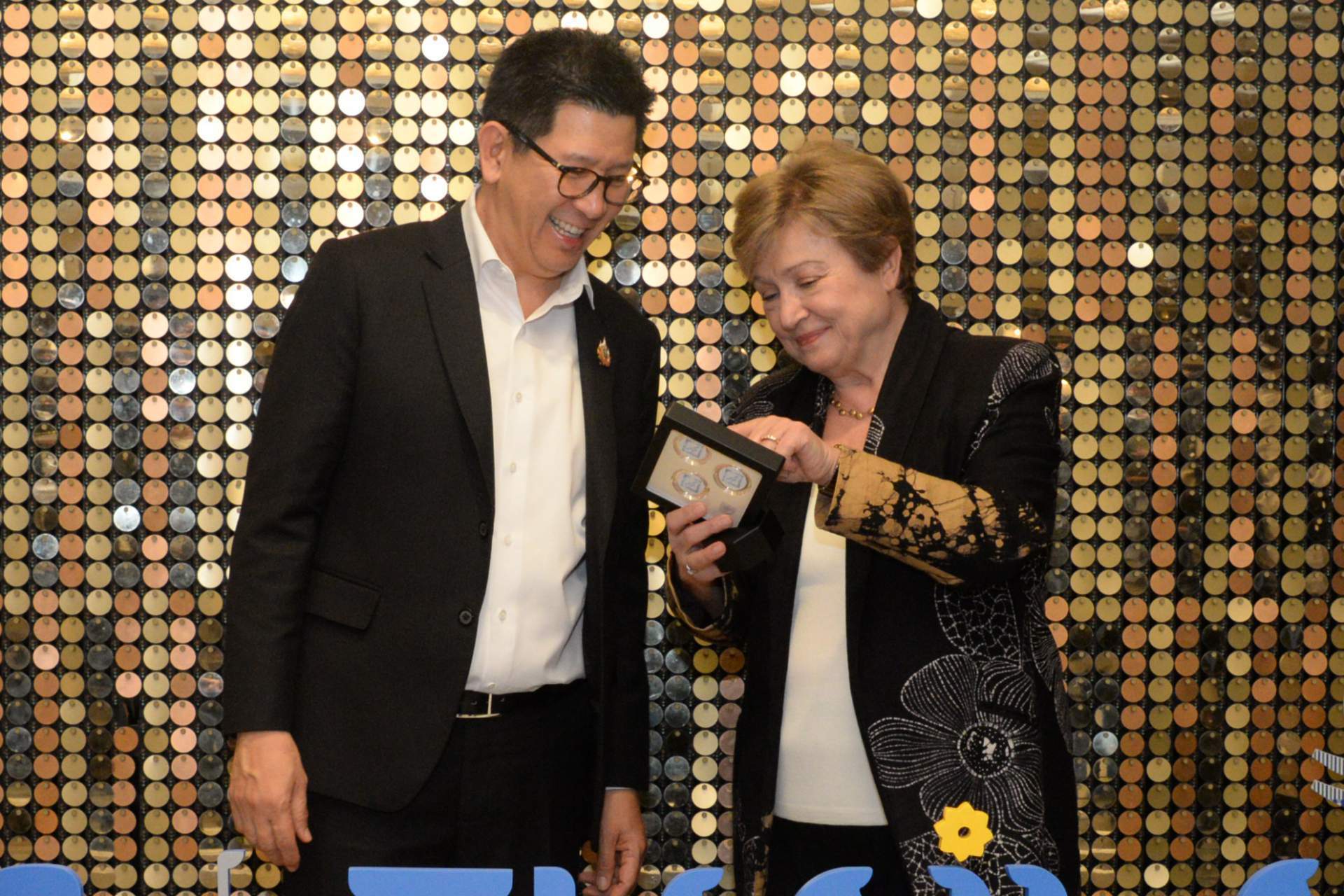 ดร.เอกนิติ นิติทัณฑ์ประภาศ รองนายกรัฐมนตรีและรัฐมนตรีว่าการกระทรวงการคลัง พร้อมคณะผู้บริหาร จากกระทรวงการคลัง นำดร.คริสตาลินา กอร์เกียวา กรรมการจัดการกองทุนการเงินระหว่างประเทศ (IMF) และคณะ เยี่ยมชมพิพิธบางลำพู